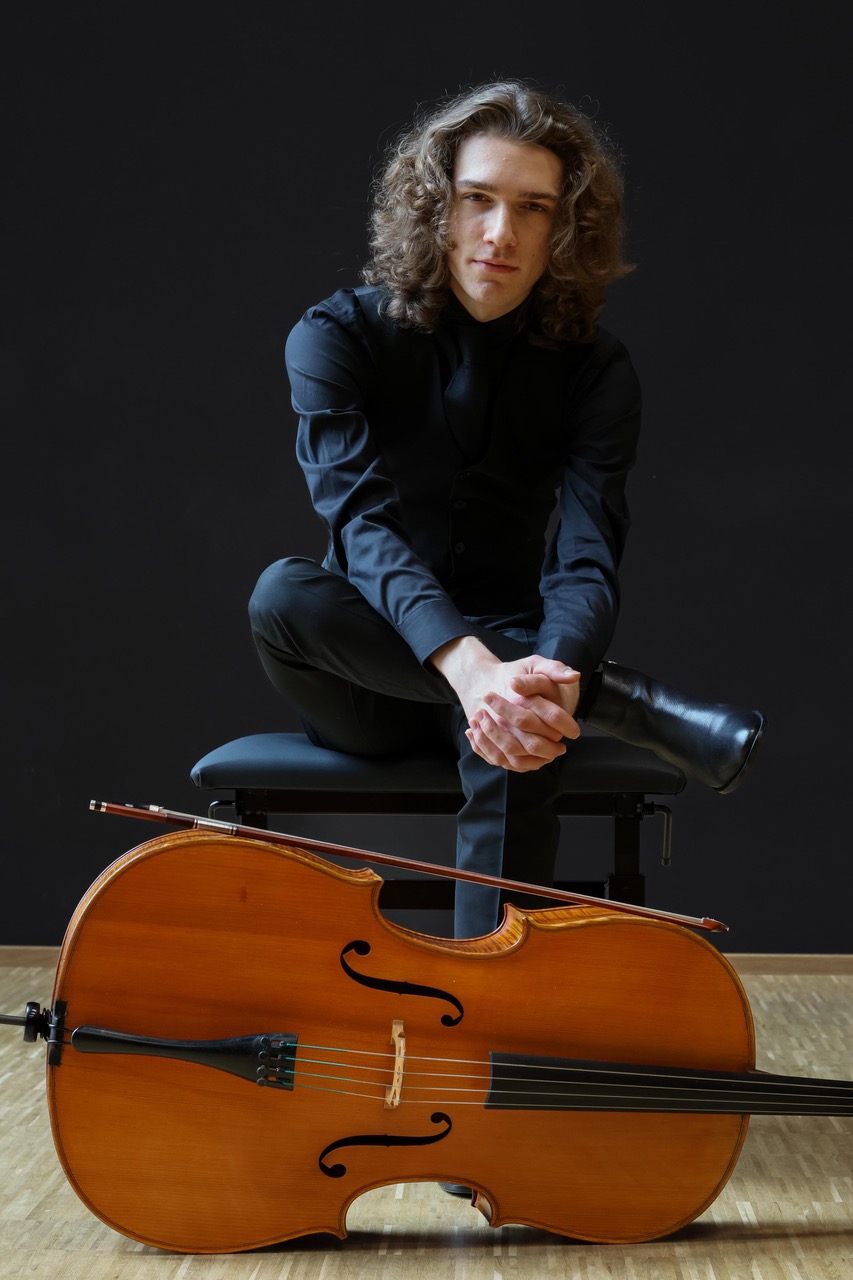 Brioso, cellist